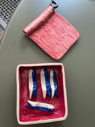 Cerámica artesanal: platos llanos y hondos, tazas.