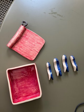 Cerámica artesanal: platos llanos y hondos, tazas.