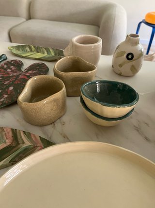 Cerámica artesanal: platos llanos y hondos, tazas.