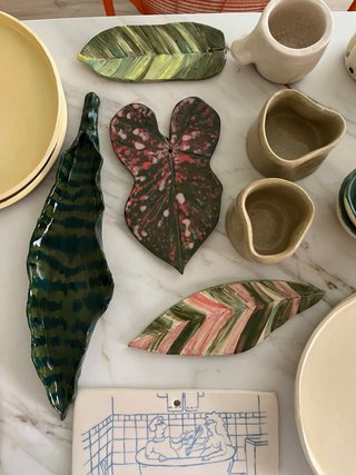 Cerámica artesanal: platos llanos y hondos, tazas.