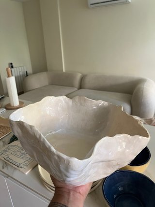 Cerámica artesanal: platos llanos y hondos, tazas.