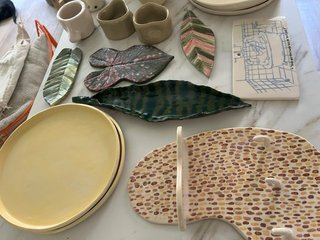 Cerámica artesanal: platos llanos y hondos, tazas.