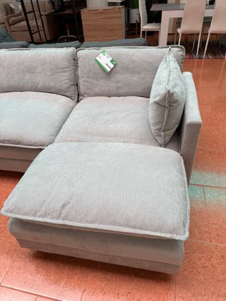 Sofá chaise longue con puff