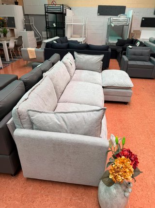 Sofá chaise longue con puff