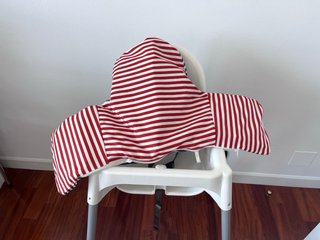Trona Ikea con cojín y bandeja
