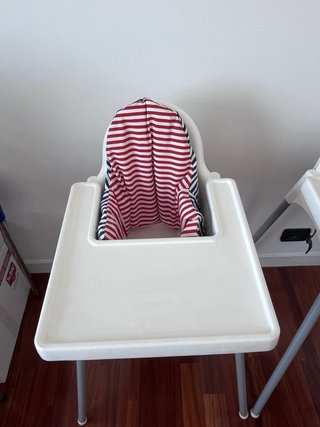 Trona Ikea con cojín y bandeja