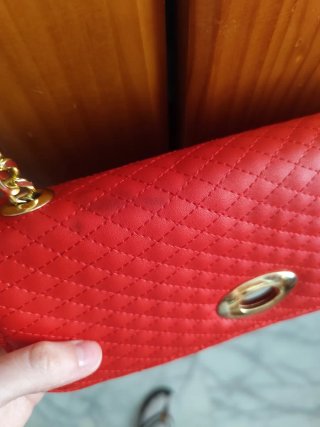 Bolso rojo acolchado con cadena