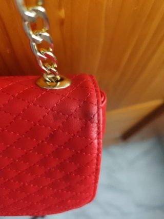 Bolso rojo acolchado con cadena