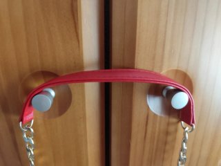 Bolso rojo acolchado con cadena