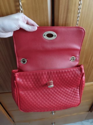 Bolso rojo acolchado con cadena
