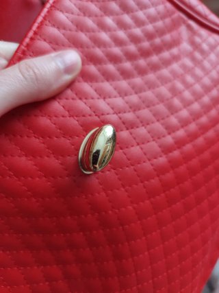 Bolso rojo acolchado con cadena
