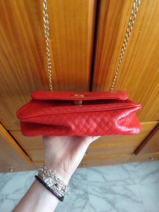 Bolso rojo acolchado con cadena