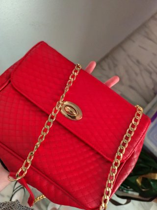 Bolso rojo acolchado con cadena