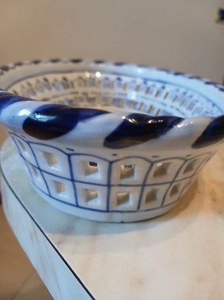 Fruttiera traforata in ceramica blu e bianca