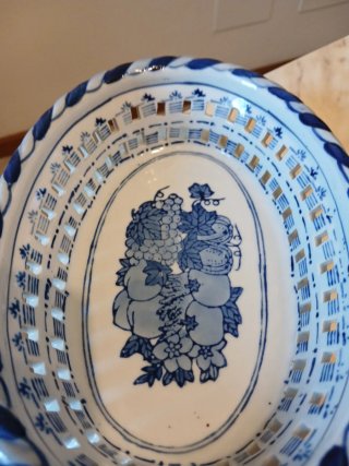 Fruttiera traforata in ceramica blu e bianca