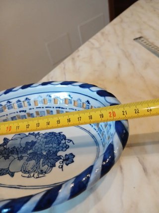 Fruttiera traforata in ceramica blu e bianca