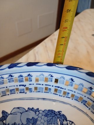 Fruttiera traforata in ceramica blu e bianca