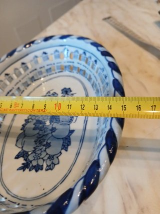 Fruttiera traforata in ceramica blu e bianca
