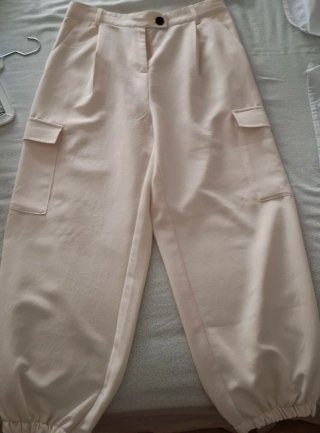 Pantalón crema pierna ancha