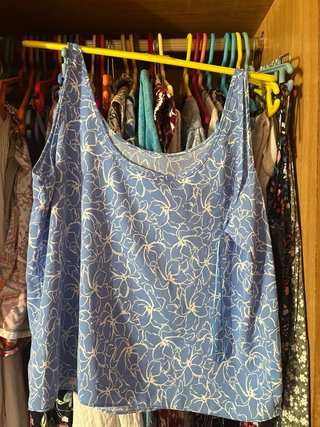 Top sin mangas floral azul y blanco