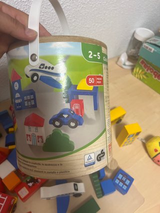 Bote de madera con piezas de construcción