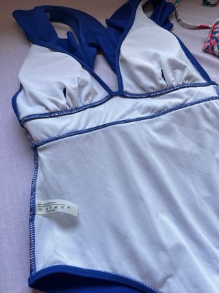 Traje de baño azul y 2 bikinis estampados