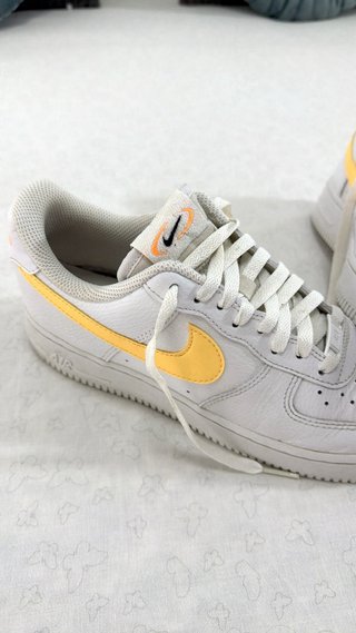 Tenis Nike Air Force 1 Blanco y Naranja Pastel