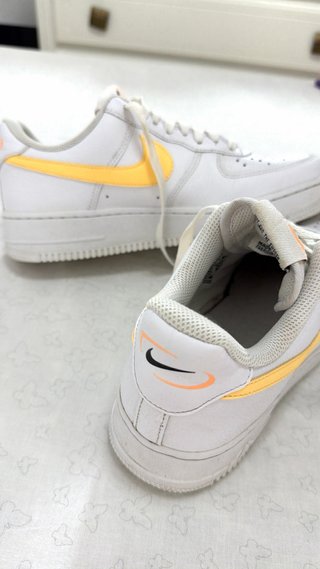 Tenis Nike Air Force 1 Blanco y Naranja Pastel