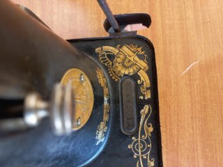 Máquina de coser antigua decorada.  Funciona bien