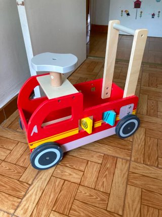Coche de madera interactivo para niñ@s