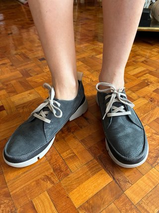 Zapatos Clarks mujer con cordones.