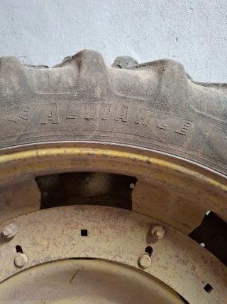 Rueda de tractor amarilla