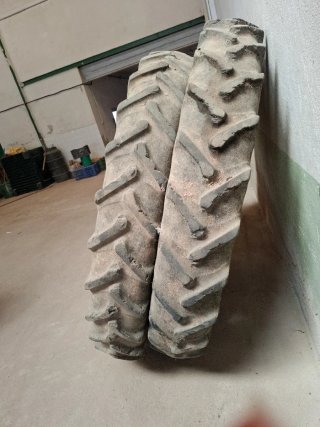 Rueda de tractor amarilla