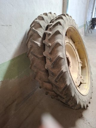 Rueda de tractor amarilla