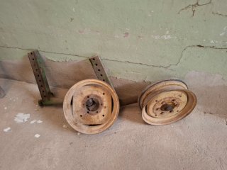 Rueda de tractor amarilla