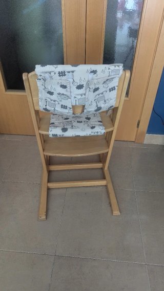 Trona de madera con cojín estampado