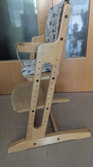 Trona de madera con cojín estampado