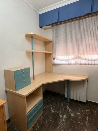 Escritorio de madera con cajones