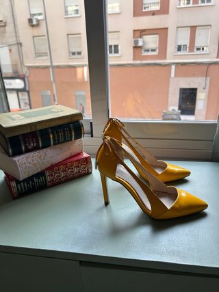Zapatos de tacón amarillos