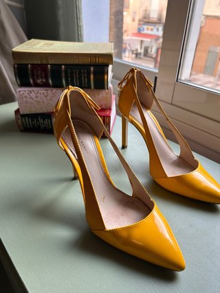 Zapatos de tacón amarillos
