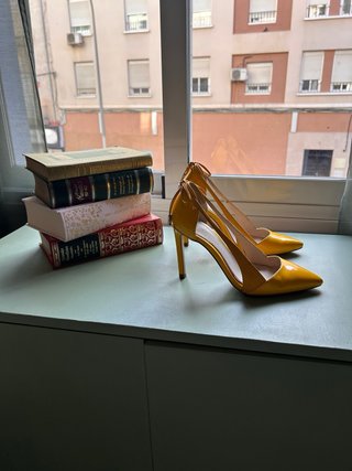 Zapatos de tacón amarillos