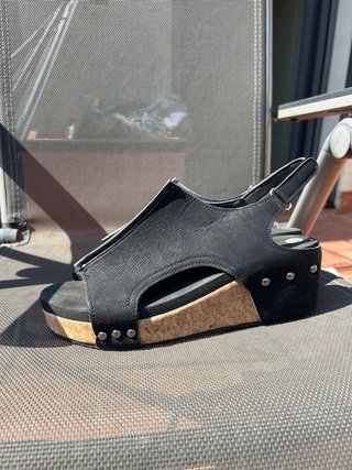 Sandalias negras abiertas con cuña