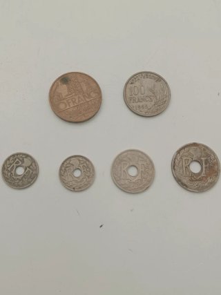 Caja de madera decorada con ositos y monedas franc