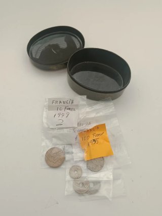 Caja de madera decorada con ositos y monedas franc