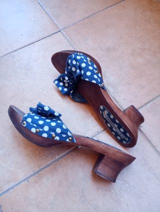 SANDALIAS DE MADERA Y TELA