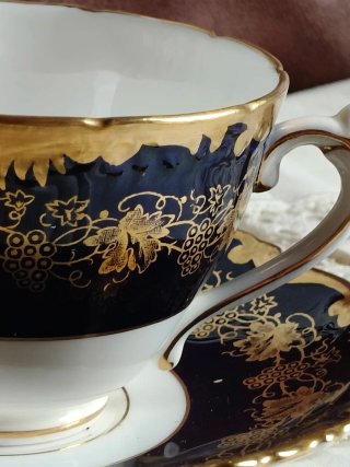 Tazza e piattino in porcellana blu e oro