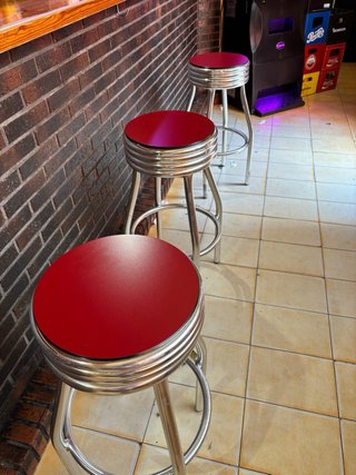 Conjunto mesas y taburetes bar