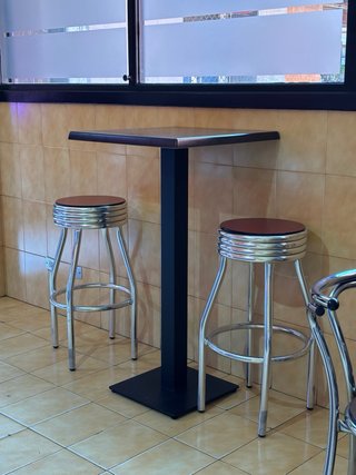 Conjunto mesas y taburetes bar