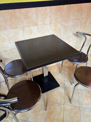 Conjunto mesas y taburetes bar