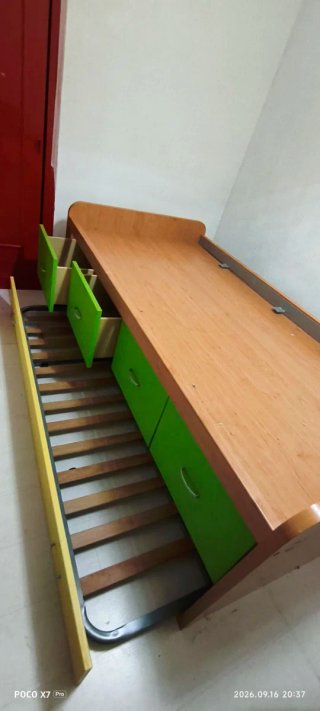 Cama nido con cajones, escritorio y mesita.